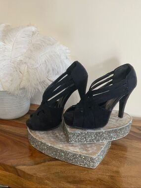Simply Vera Vera Wang Black Strappy Peep-Toe Heels